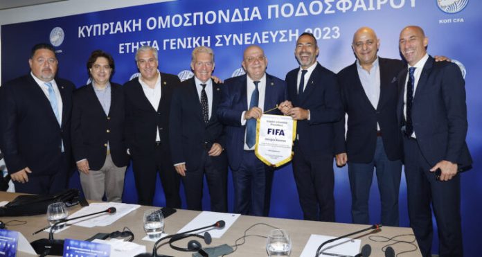 Τρώγονται για μία καρέκλα οι «υπηρέτες» του ποδοσφαίρου…