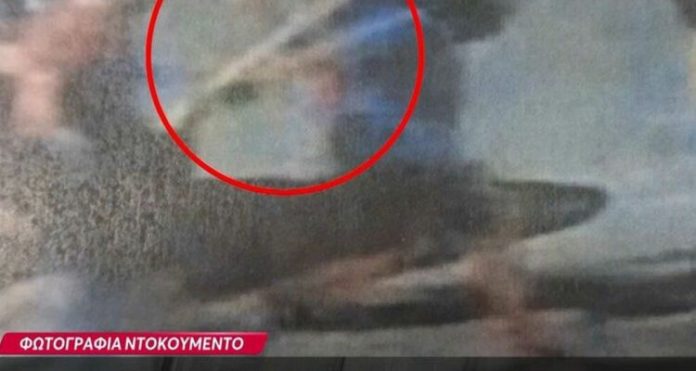Νέα Φιλαδέλφεια: Η στιγμή που ο Μιχάλης Κατσούρης δέχεται επίθεση με ρόπαλο