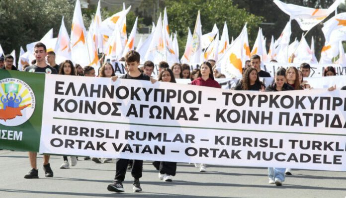 Την παράνομη ανακήρυξη του ψευδοκράτους καταδίκασαν οι μαθητές (φωτογραφίες)