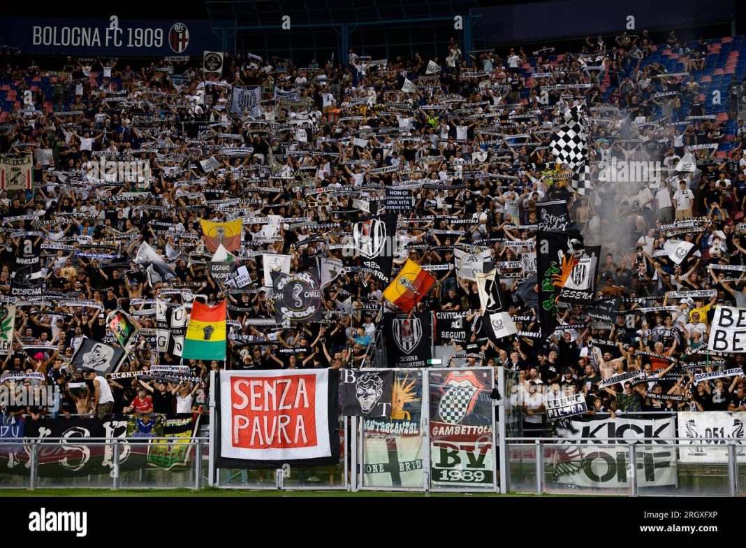 les-fans-de-cesena-fc-montrent-leur-soutien-lors-du-match-de-football-coppa-italia-frecciarossa-entre-le-bologna-fc-et-le-cesena-fc-2rgxfxp