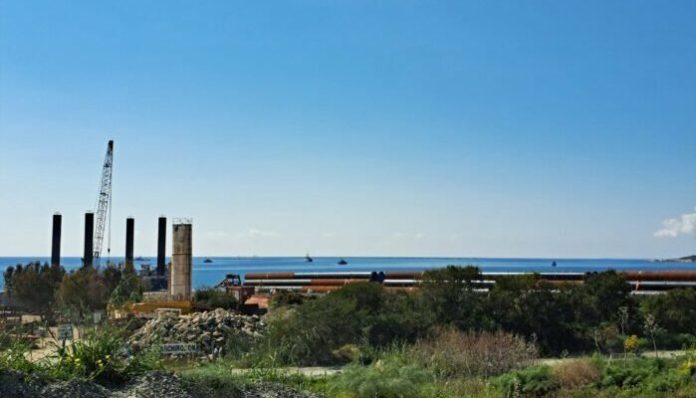 Τερματικό ΦΑ: Με προσωπικό που θα φέρει η εταιρεία από την Κίνα θα συνεχιστούν οι εργασίες