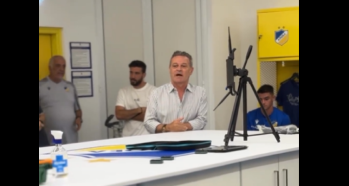 ΑΠΟΕΛ: Η ομιλία του Π. Πετρίδη στους παίκτες πριν την αναχώρησή τους για τη Σερβία