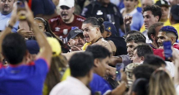 Χάος με τον Νούνιες στο Copa America: Άγριο ξύλο με φιλάθλους της Κολομβίας στις εξέδρες