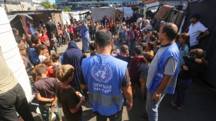 Πλήρως αντίθετη με διεθνές δίκαιο η απαγόρευση λειτουργίας UNRWA στο Ισραήλ, λέει η ΕΕ