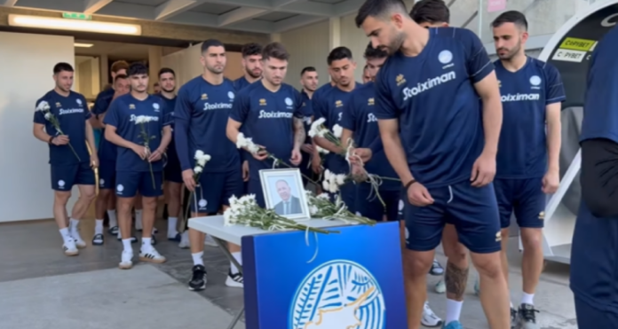 ΚΟΠ: Λουλούδια και μονόλεπτος σιγή στη μνήμη του Αυξέντη Ευαγγέλου από τους διεθνείς μας