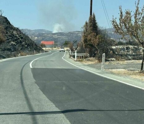 Κλειστός ο δρόμος Ομόδους – Πάχνας λόγω της πυρκαγιάς – Οδηγίες από την Αστυνομία