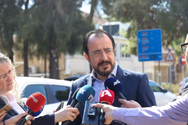 «Το ίδιο κείμενο για όλους»: Η κυβέρνηση διαψεύδει αλλαγές στην πρόταση για την ΑΤΑ