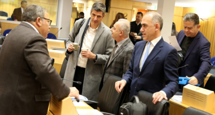 Μόνος ο ΔΗΣΥ στήριξε την κυβέρνηση στην αναπομπή για τους αορίστου χρόνου εκπαιδευτικούς
