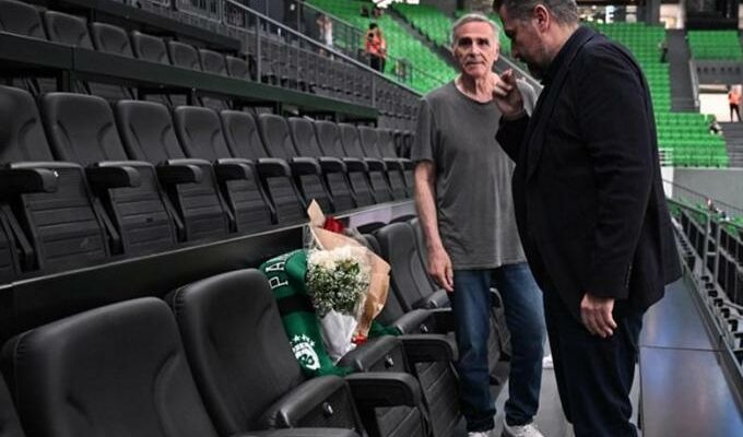Ανθοδέσμη στη θέση του Παύλου Γιαννακόπουλου από τον Χρήστο Μπαφέ