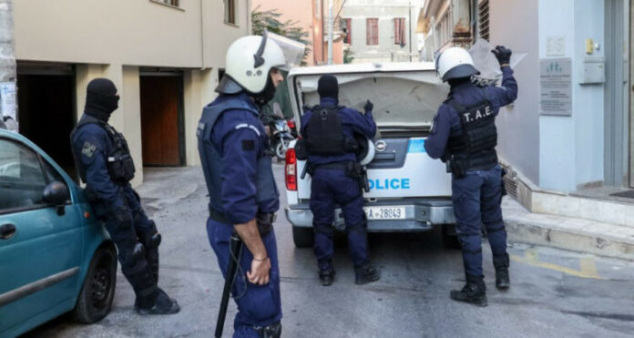 Το κουβάρι της τρομοκρατικής υπόθεσης ξετυλίγεται – Τι βρήκαν οι ανακριτές στα κινητά