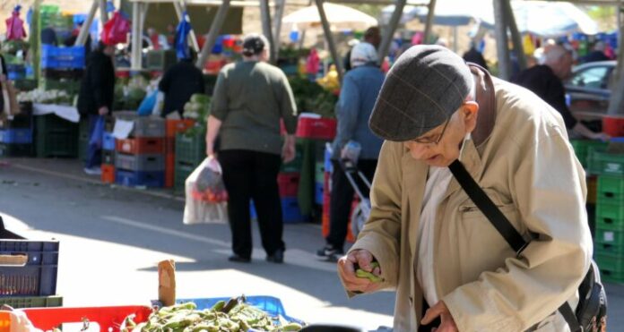 Η ακρίβεια ροκανίζει ξανά τους μισθούς