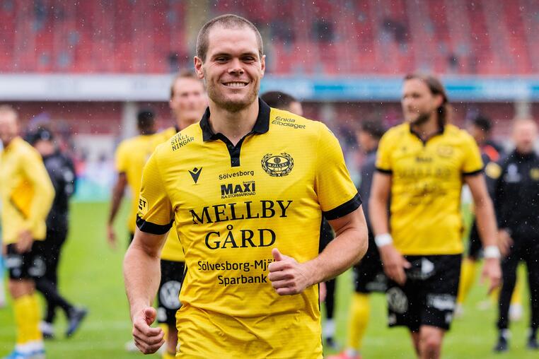 250705 Mjallbys Jacob Bergstrom jublar efter fotbollsmatchen i Allsvenskan mellan Oster och Mjallby den 5 juli 2025 i Vaxjo. Foto: Jonas Ljungdahl/BILDBYRAN/COP 144/JO0322 fotboll football soccer fotball allsvenskan Oster mjallby jubel (Photo by JONAS LJU