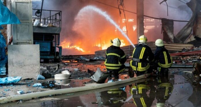Τουλάχιστον 3 νεκροί στην επιδρομή της Ρωσίας στο Κίεβο